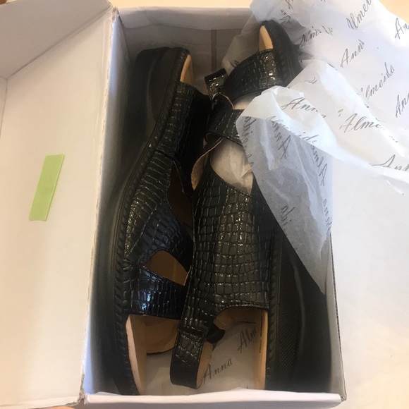 NEW Sandals - Picture 5 of 5